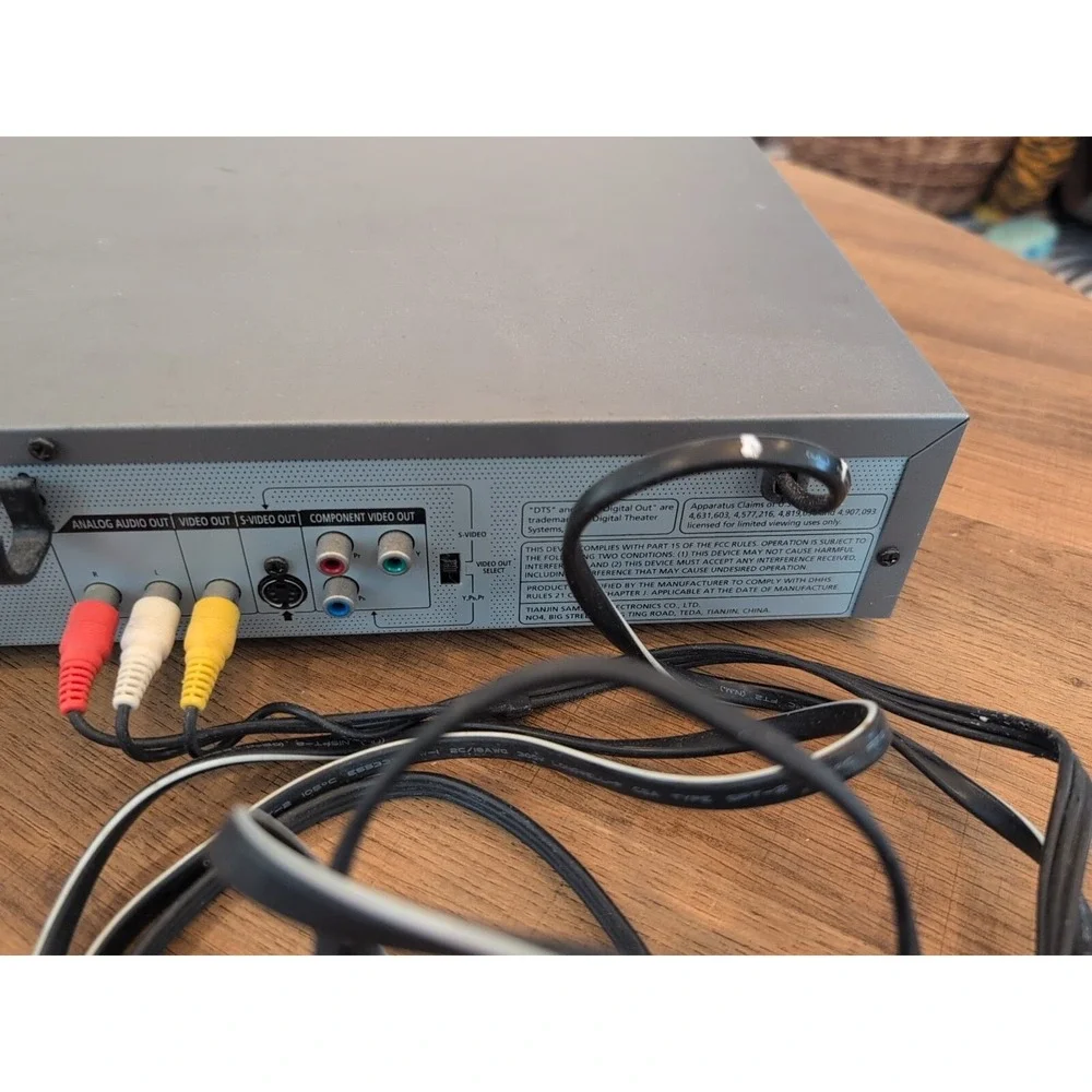 Samsung DVD Player DVD-S221 w/ AV Cables